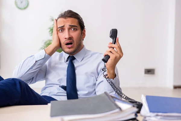 Junger männlicher Geschäftsmann unzufrieden mit exzessiver Arbeit — Stockfoto