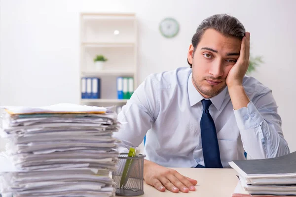 Joven hombre de negocios empleado infeliz con el trabajo excesivo —  Fotos de Stock