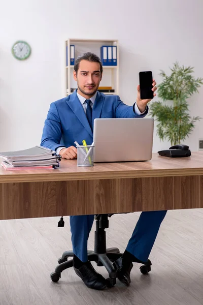 Jovem homem de negócios empregado trabalhando no escritório — Fotografia de Stock