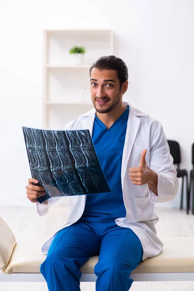 Jeune homme médecin travaillant à la clinique — Photo