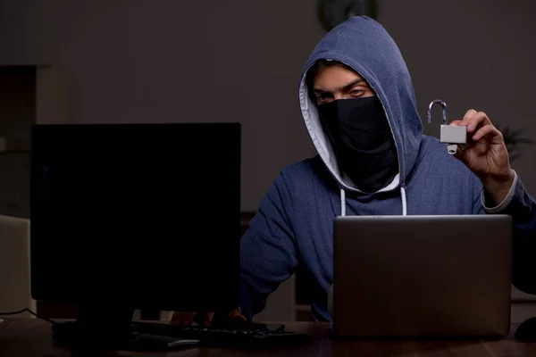 Férfi hacker hacker hacker biztonsági tűzfal késő irodában — Stock Fotó