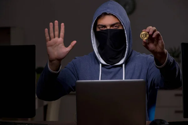 オフィスでセキュリティファイアウォールをハッキングする男性ハッカー — ストック写真