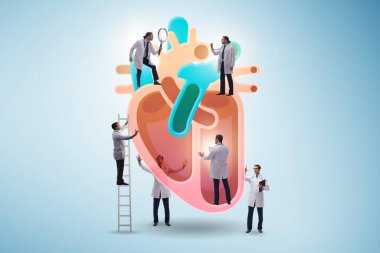 Doktorlar tarafından yapılan kalp muayenesi.