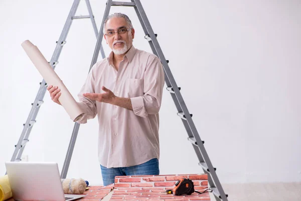 Antigo marido empreiteiro em casa conceito de renovação — Fotografia de Stock