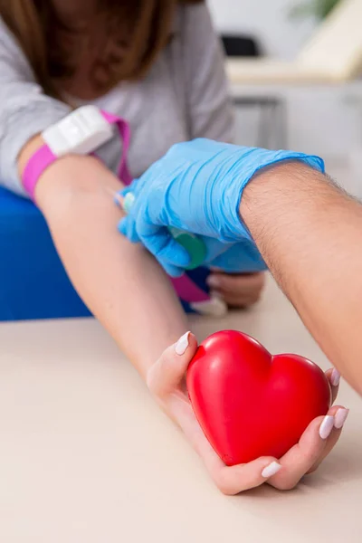 Giovane donna nel concetto di trasfusione di sangue — Foto Stock