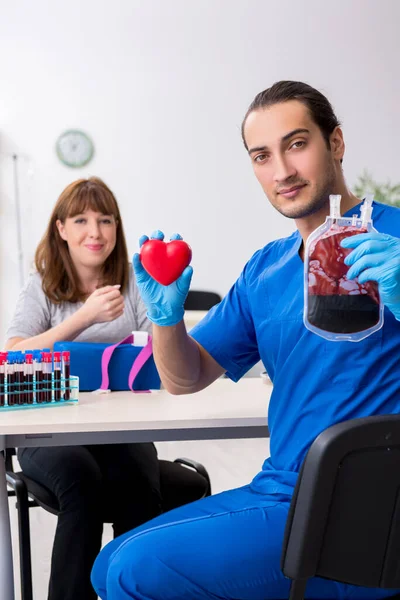 Ung kvinna i blod transfusion koncept — Stockfoto