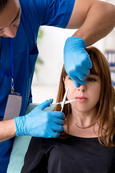 Jonge mooie vrouw op bezoek arts in plastische chirurgie concept — Stockfoto