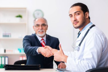 Erkek doktor ve iş adamı tıbbi projeyi tartışıyor