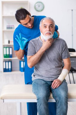 İlk yardım konseptinde genç erkek doktor ve yaşlı hasta.