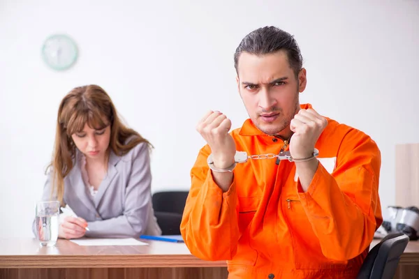 Giovane incontro con l'avvocato in custodia cautelare — Foto Stock