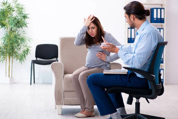 Donna incinta in visita giovane psicologo maschile — Foto Stock