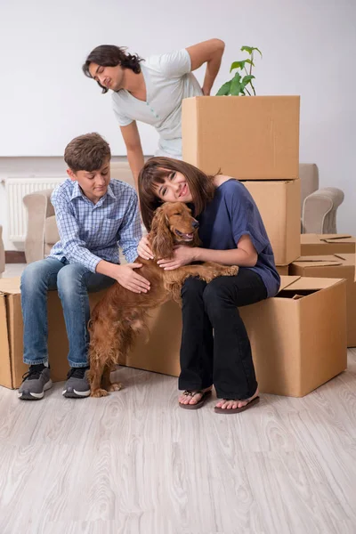Молодая семья переезжает в новую квартиру — стоковое фото