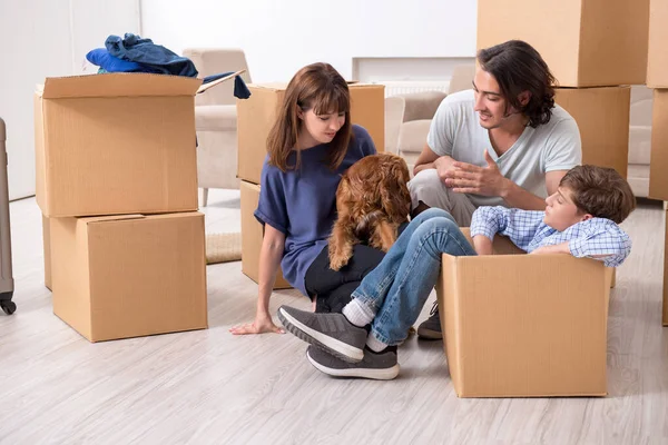 Fiatal család költözik új lakásba — Stock Fotó