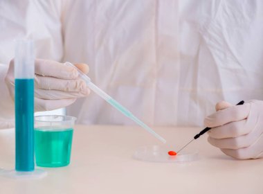 Laboratuvarda çalışan erkek kimyager.