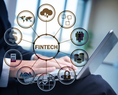 Finans teknolojileri fintech kavramı içinde laptop üzerinde eller