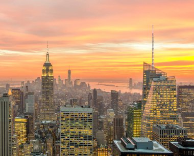 Günbatımında New York Manhattan 'ın gece manzarası