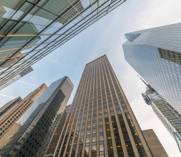 New York mrakodrapy vew z úrovně ulice — Stock fotografie