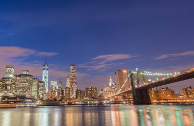 Manhattan ve Brooklyn köprüsünün gece manzarası