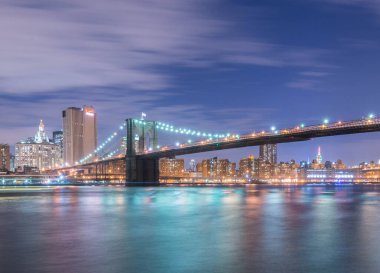 Manhattan ve Brooklyn köprüsünün gece manzarası