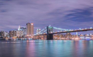 Manhattan ve Brooklyn köprüsünün gece manzarası