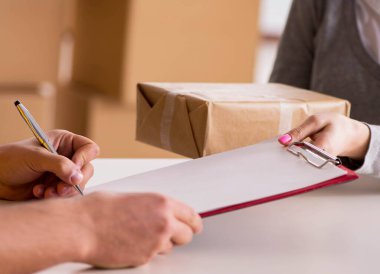 Paket teslim eden teslimatçı.