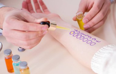 Hastanedeki hastanın alerji reaksiyonunu test eden doktor.