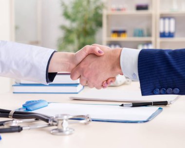 Sağlık sigortası sözleşmesi imzalayan adam