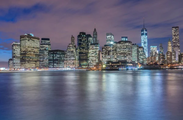 Zicht op Lower Manhattan vanuit Brooklyn — Stockfoto