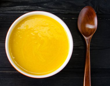 Masada servis edilen kabak çorbası.