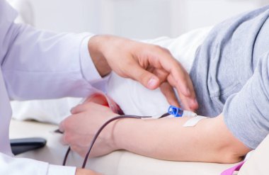 Hastanenin kliniğinde kan nakli olan hasta.