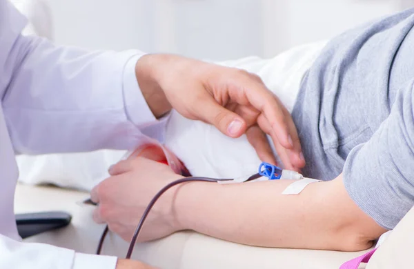 Patient getting blood transfusion in hospital clinic — Stock Photo, Image