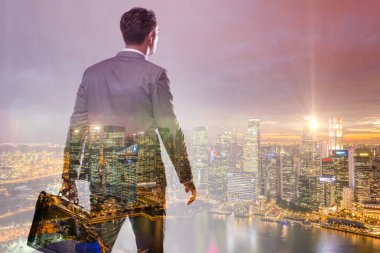 İş dünyasında şehir manzarasına karşı başarılı bir işadamı