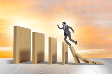 Domino etkisi kavramında iş adamı