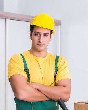 Taşımacılık işçisi eve kutu getiriyor.