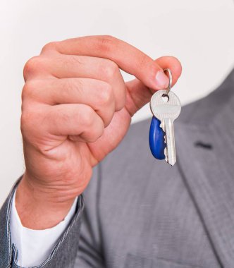 Gayrimenkul konsept ev anahtarı ile işadamı