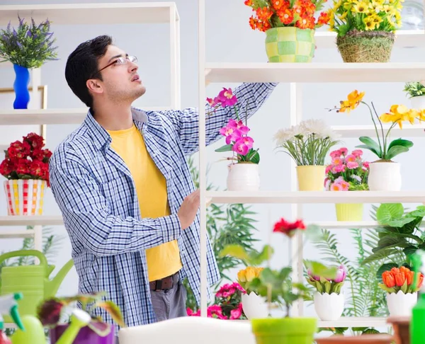 一戸建ての花屋で働く庭師花屋 — ストック写真