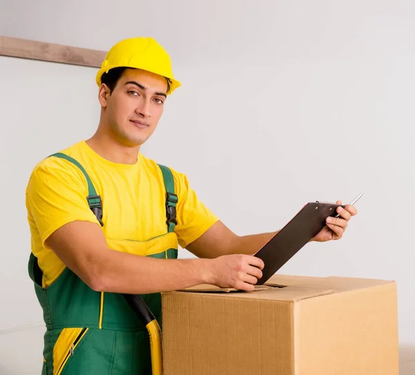 Uomo consegna scatole durante il trasloco casa — Foto Stock