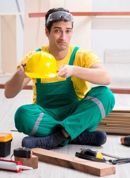 Ο ξυλουργός φορώντας κίτρινο hardhat στο εργαστήριο εργολάβος — Φωτογραφία Αρχείου