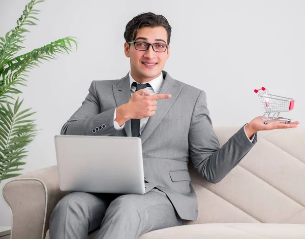 Geschäftsmann mit Laptop und Einkaufswagen — Stockfoto