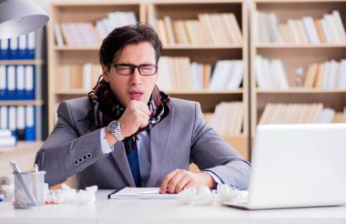 Hasta işadamı, ofiste hastalık yüzünden acı çekiyor.