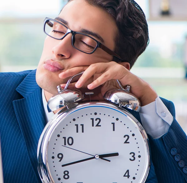 Empresário com relógio gigante falhando em cumprir prazos e missi — Fotografia de Stock