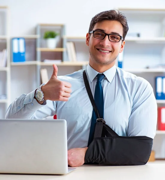 Affärsman med bruten arm på kontoret — Stockfoto