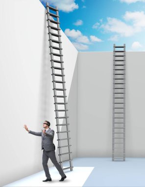 İşadamı sorunlardan kaçmak için merdivene tırmanıyor.