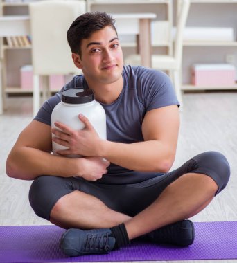 Sporda gıda takviyesi ve sağlıklı yaşam tarzı olan bir adam.