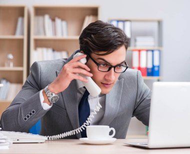 ofiste çalışan yakışıklı işadamı