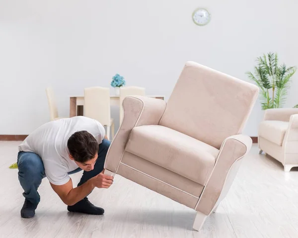 Man bewegende meubels thuis — Stockfoto