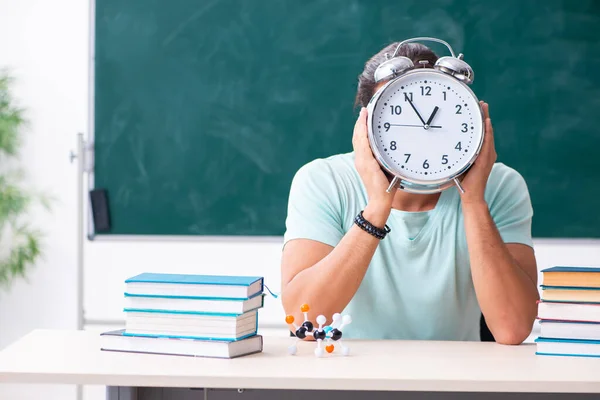 Mladý muž student sedí ve třídě — Stock fotografie