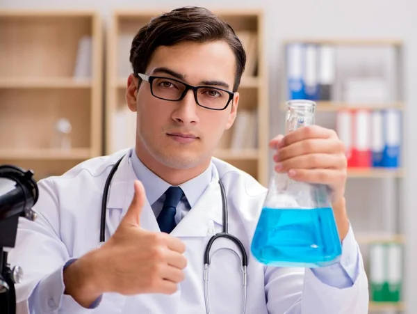 Man doctor working in the lab — Stock Photo, Image