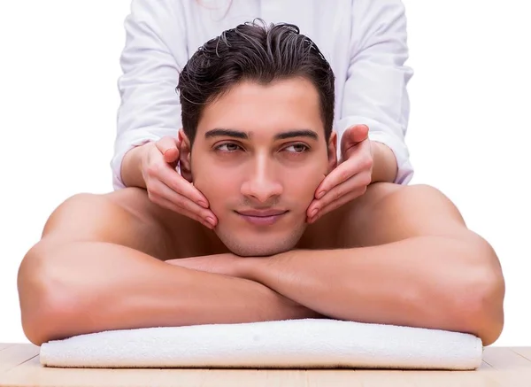 Красивий чоловік під час сеансу спа масажу — стокове фото