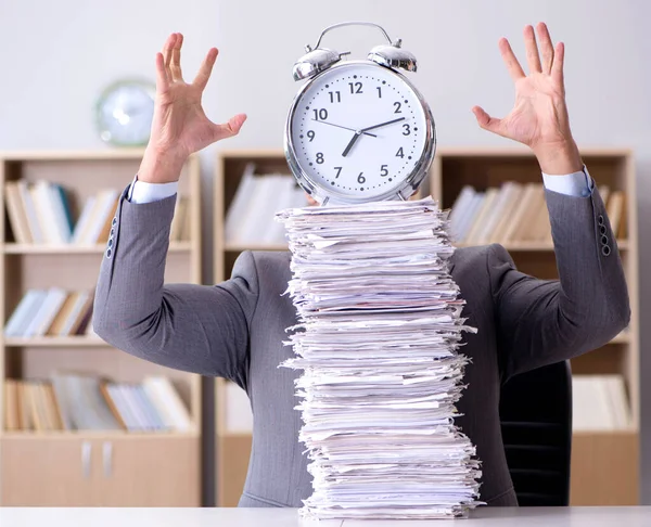 Empresario luchando para cumplir con los plazos desafiantes — Foto de Stock